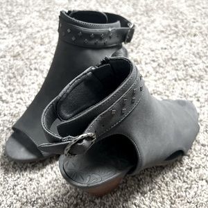 BareTraps sandals gray